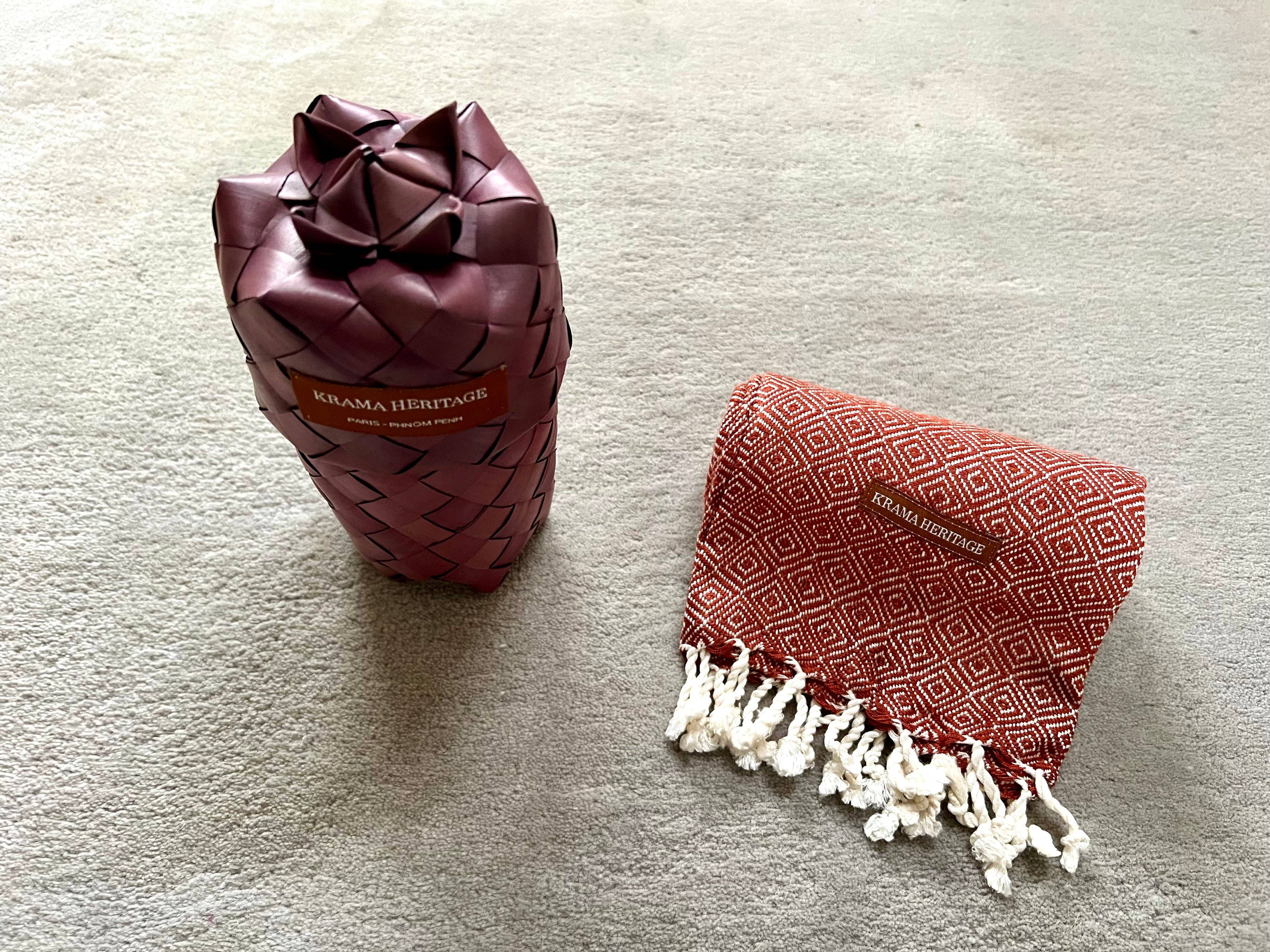 Krama Heritage - Vendita all'ingrosso Buste regalo - Piccolo krama caldo alla nocciola con custodia in foglia di palma - Donna1