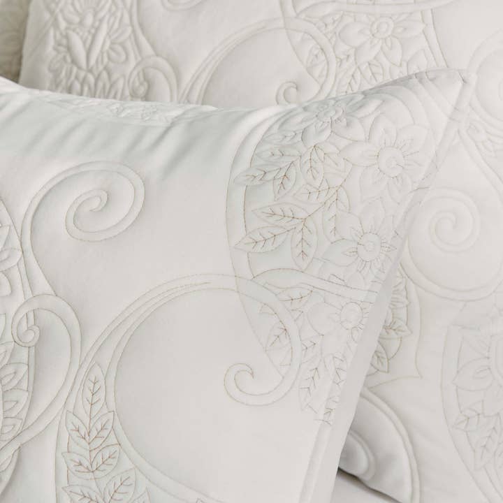 White Cream Velvet Quilt Set for wholesale on Faire4