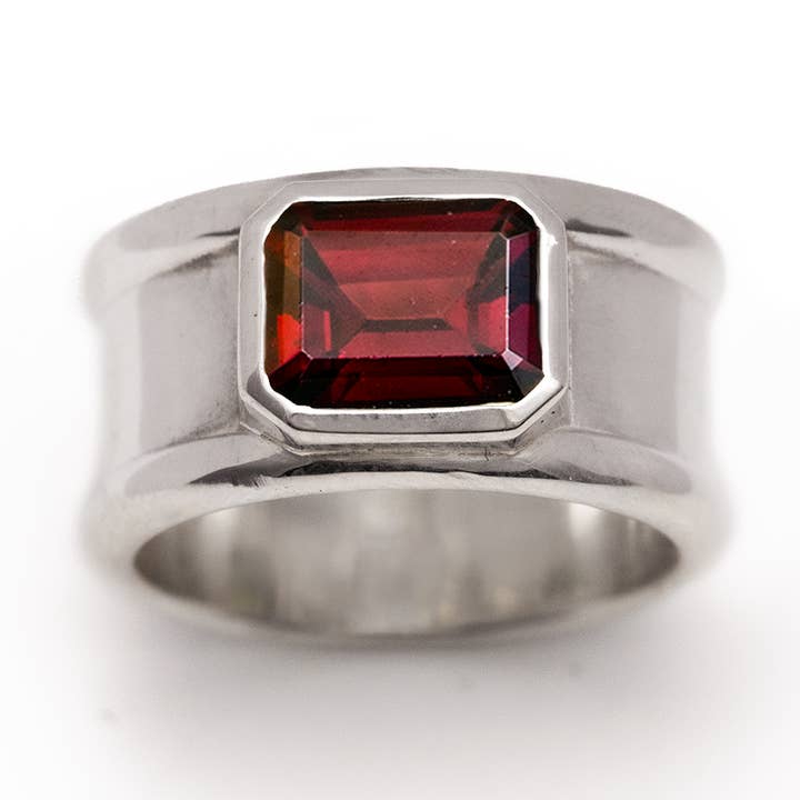 Anneau antique grenat taille émeraude pour la vente par Alex Streeter