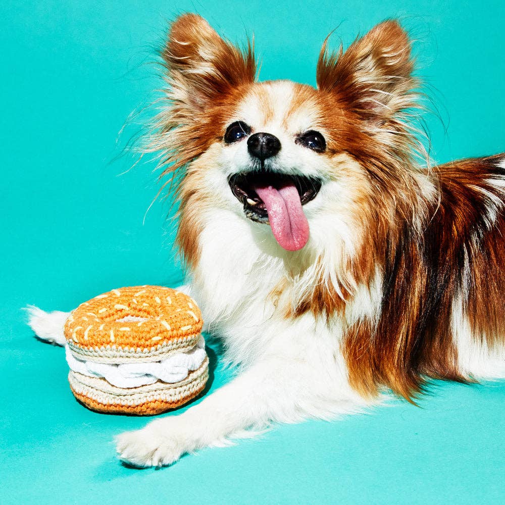 Ware of the Dog - Wholesale Speeltje - Hond - Met de hand gehaakt hondenspeelgoed bagel met roomkaas1