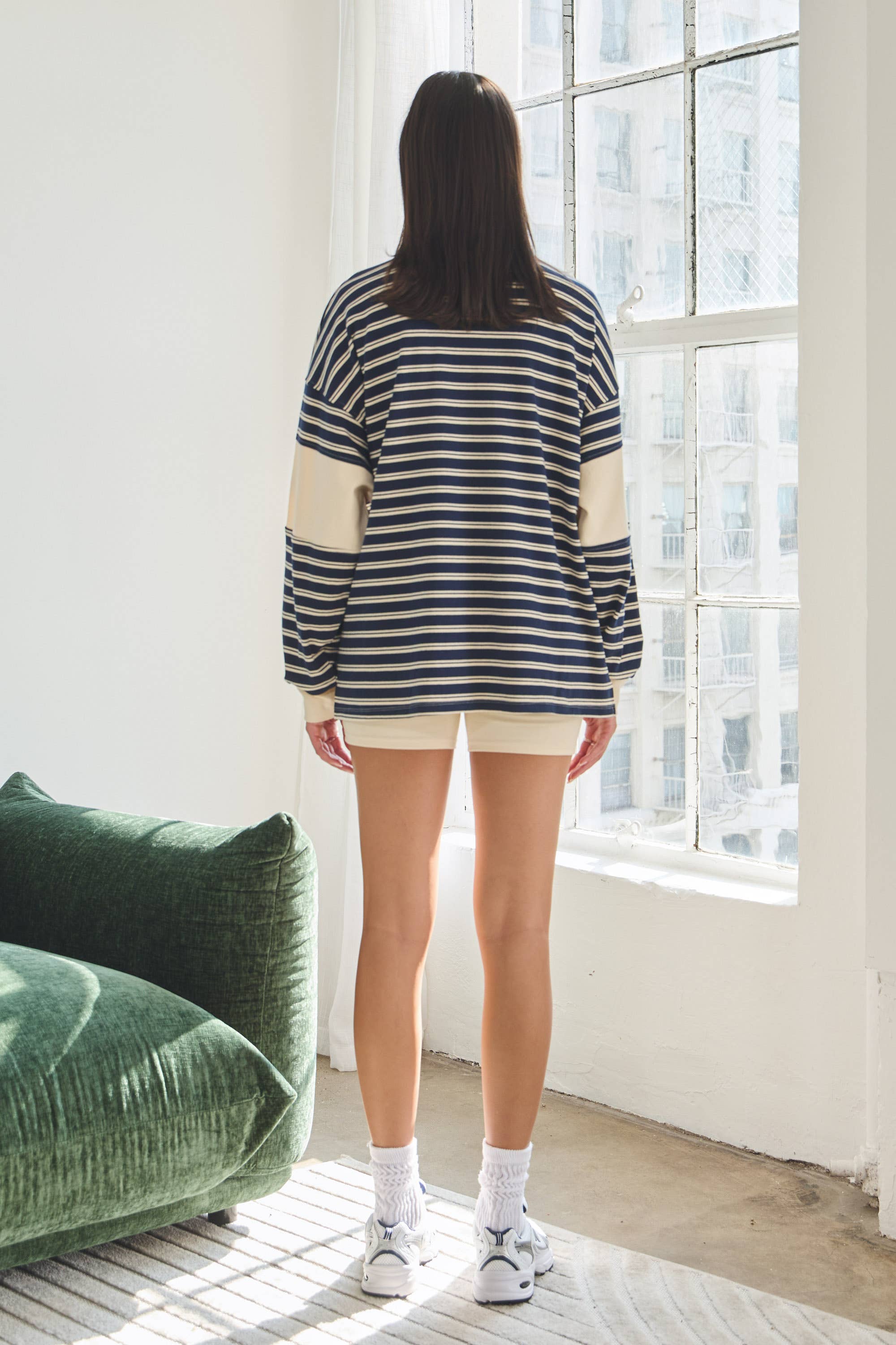 No Vacancy – Großhandel Loungewear-Set – Damen – Rugby-Poloshirt mit doppeltem Streifen und Biker-Shorts-Set7