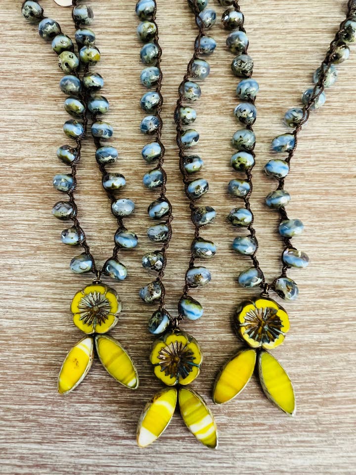 Collier Vintage Flora en Jaune Soleil & Bleu Bleuet pour la vente par Twist Style