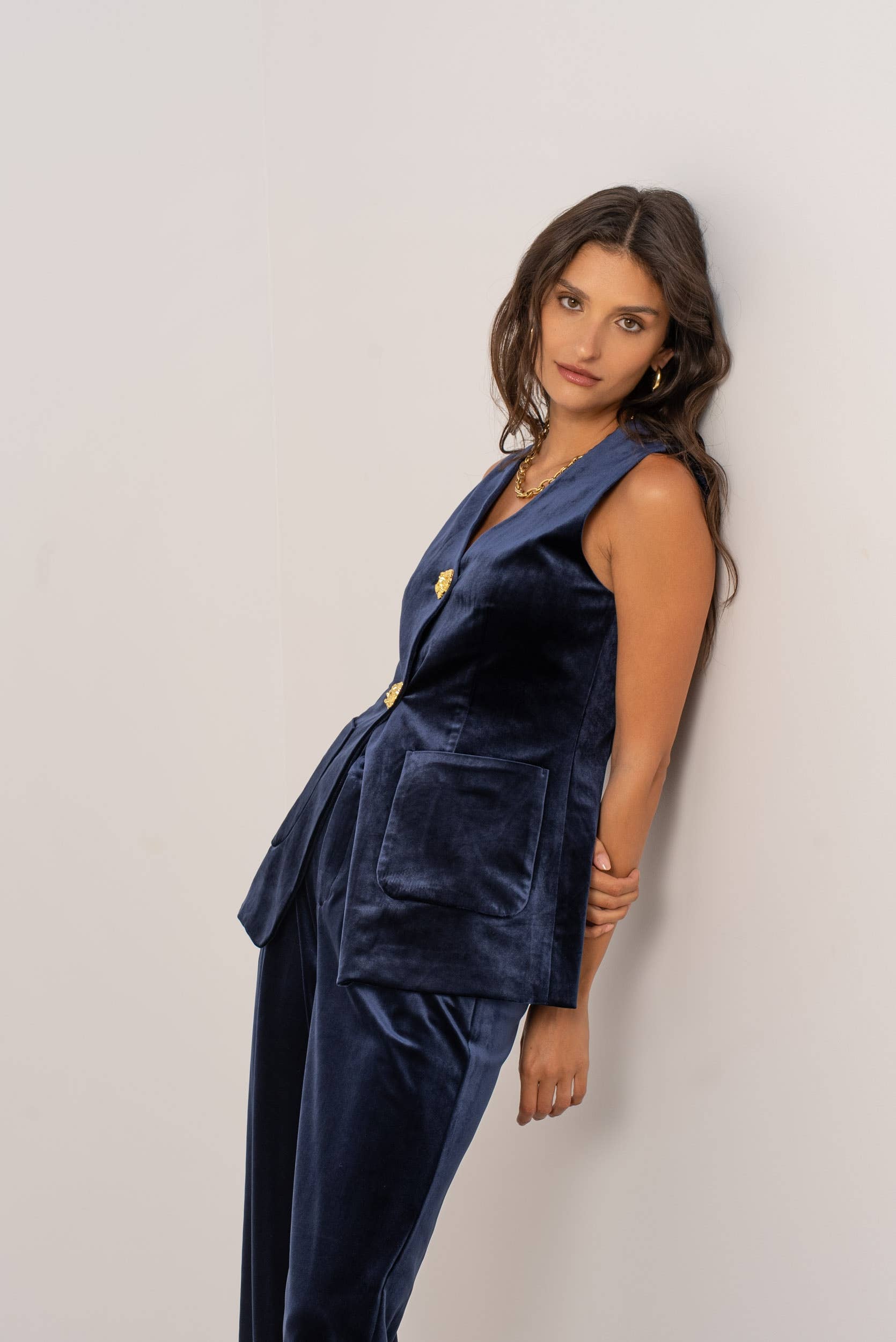 Attentif Paris – Engroshandel Habitvest – til kvinder – Lang velourvest med guldknapper13