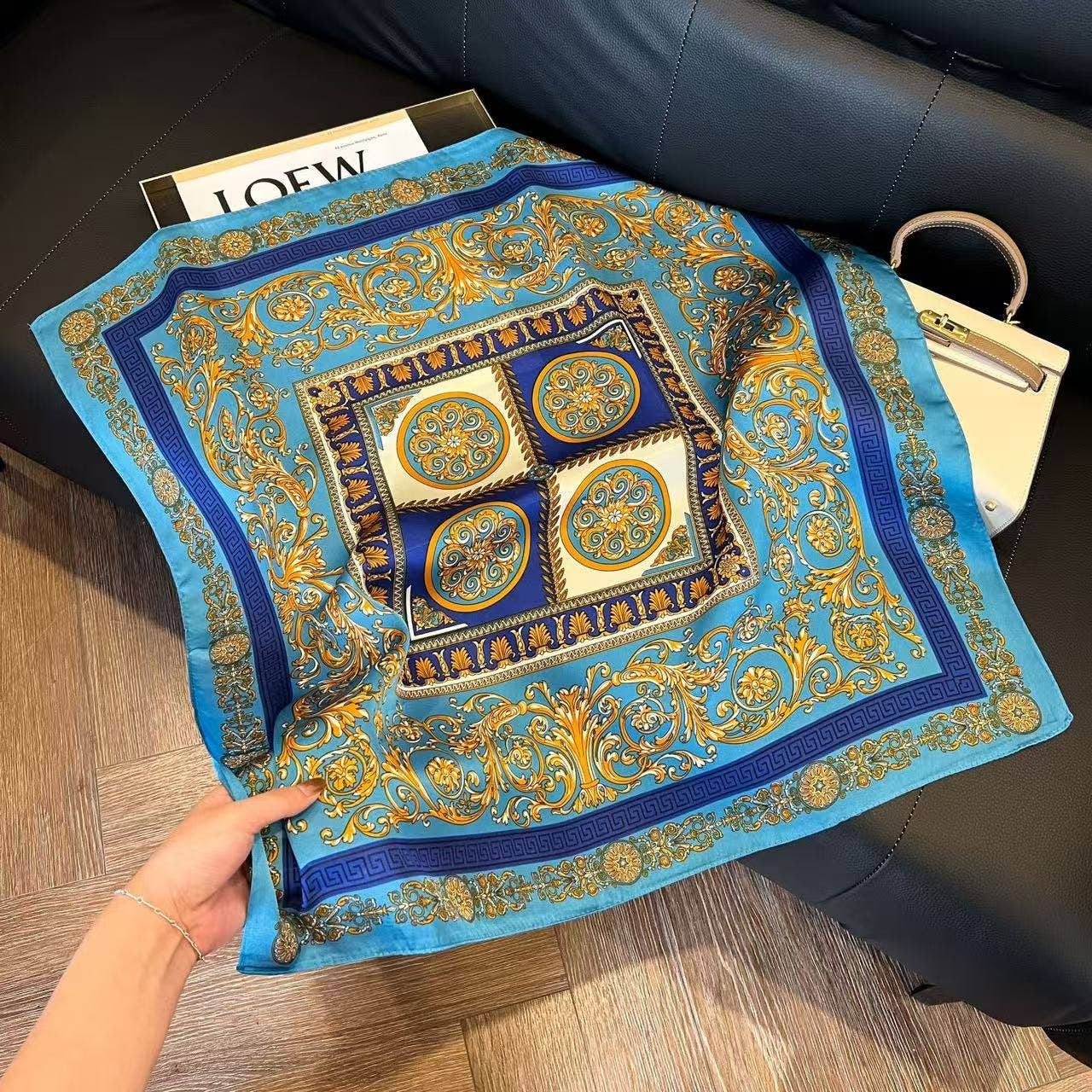 COSMOS – Großhandel Schal – Damen – Königsblaues quadratisches Tuch Barock Seidenoptik Chic 70x701