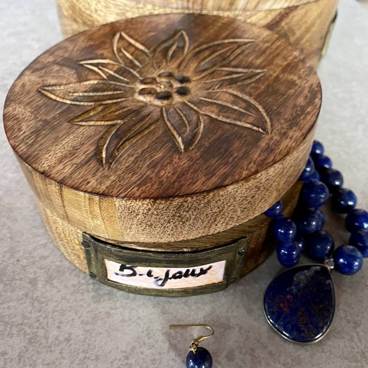 Scatola media rotonda in legno bruciato per la vendita all'ingrosso da parte di LES SCULPTEURS DU LAC