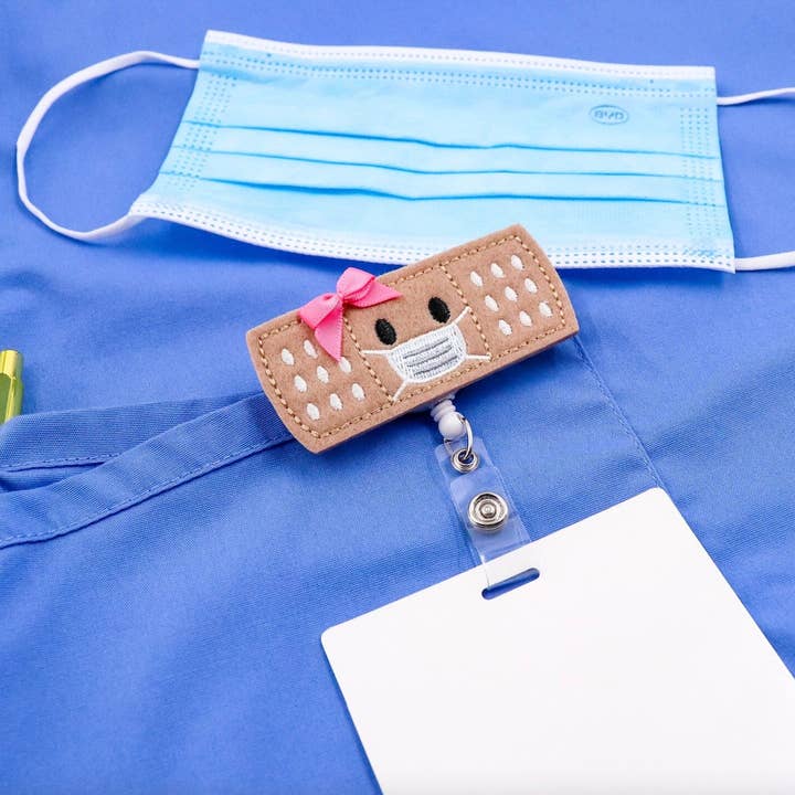 Acclaim Status Company LLC – Engroshandel Badgetilbehør - Dame – Badge Reel Bandaid med maske til sygeplejerske læge Navn Tag Holder med Clip4