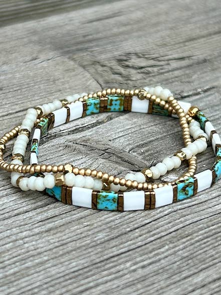 Bracelet en perles tachetées turquoises et blanches Tila Set pour la vente par Lady Bird Market