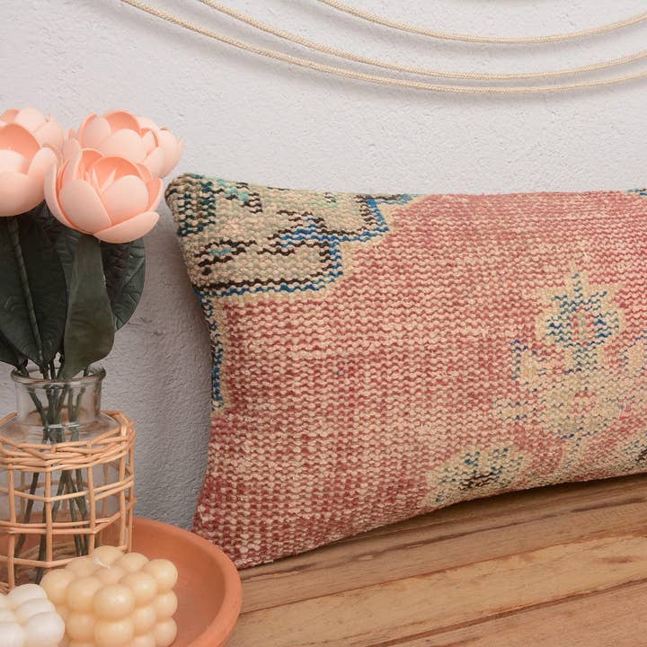 Coussin lombaire kilim turc ethnique 12x24 rouge antique pour la vente par Kilim Pillow Decors