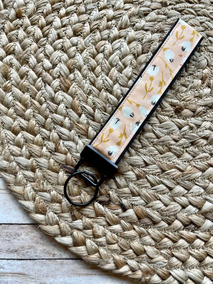 Porte-clés fleuri pêche et crème pour la vente par Designs by Rachel Joy