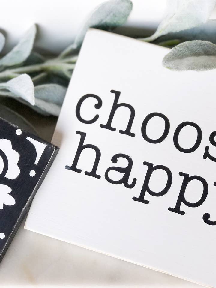 White Choose Happy Sign - Decoração de bandeja em camadas - Mini placa de fazenda - Decoração de barra de café - Prateleira por atacado de The Blended Nest