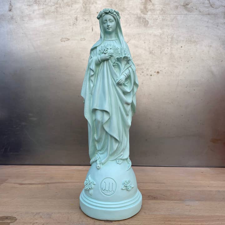Mary med blomster statuette - sky for engroshandel hos J'ai vu la Vierge