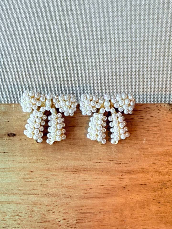 Boucles d'oreilles clous nœud ruban perle en or rempli 14K – Élégantes et hypoallergéniques pour la vente par Southern Designs by Kristy