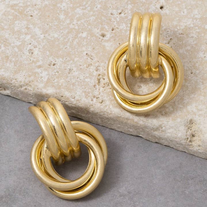 Orecchini a cerchio annodati placcati in oro vintage per la vendita all'ingrosso da parte di Fame Accessories