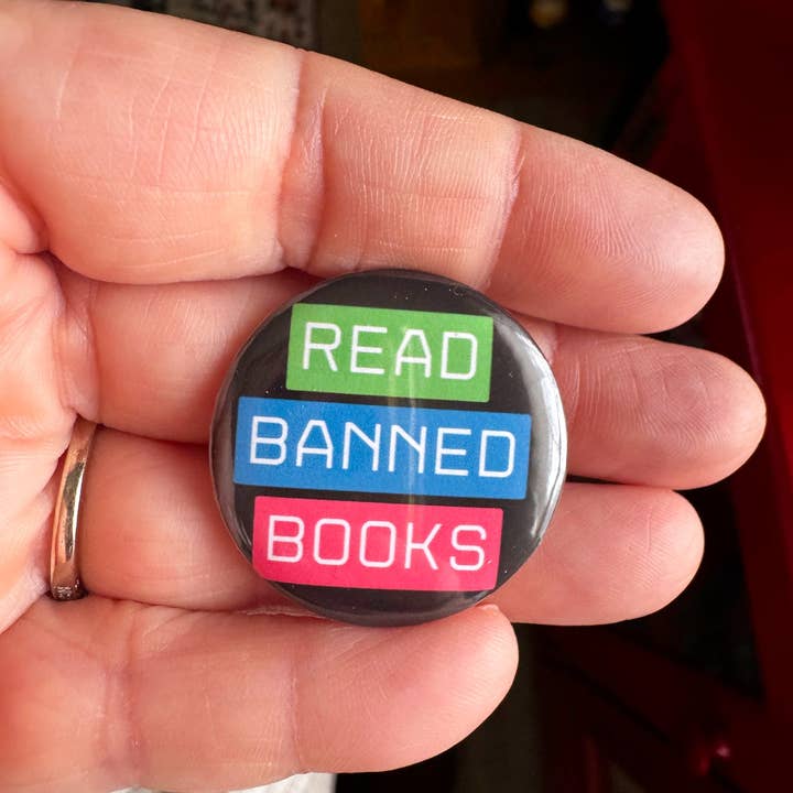 Spilla con bottone "Leggi libri proibiti" per la vendita all'ingrosso da parte di Stone Donut Design, LLC