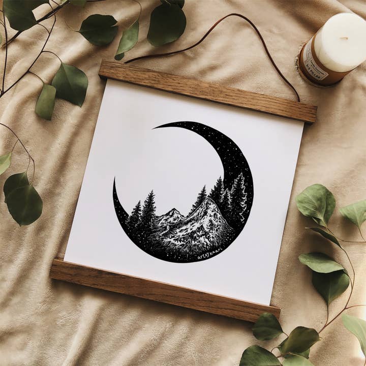 Kaari & Co. – Großhandel Kunstdruck – Berg und Wald Crescent Moon Kunstdruck