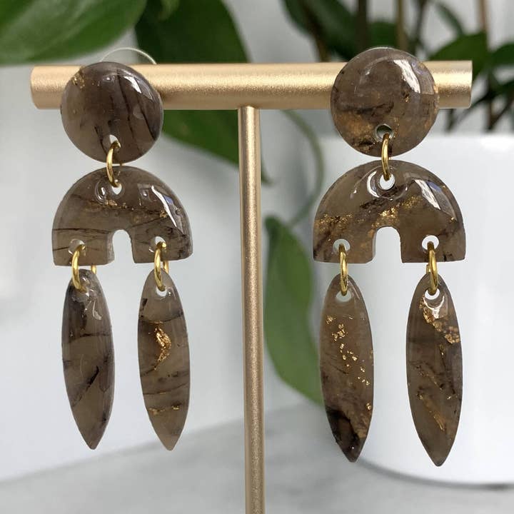 Lucy baumelt im Rauch für den Großhandel von Sunshine Studio