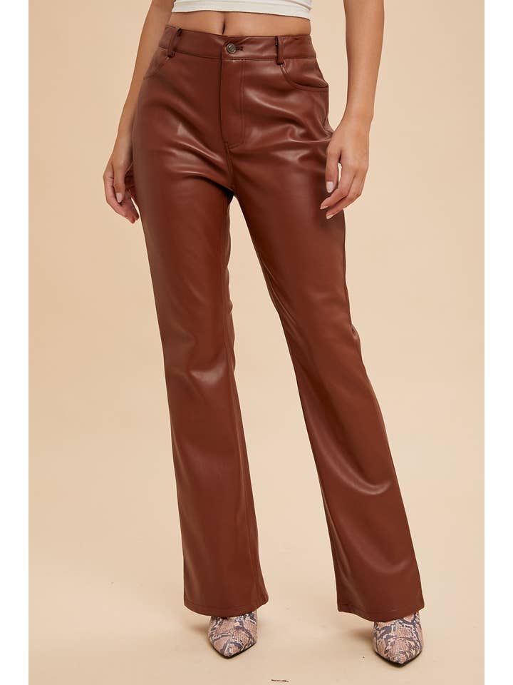 In Loom - Wholesale Broek - Dames - UITLOPENDE BROEK VAN VEGANISTISCH LEER