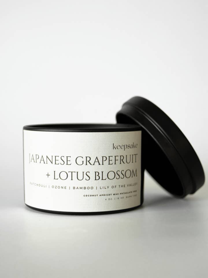 4 oz. Mini Lys - Japansk Grapefrugt + Lotusblomst for engroshandel hos Keepsake Candle | Curated