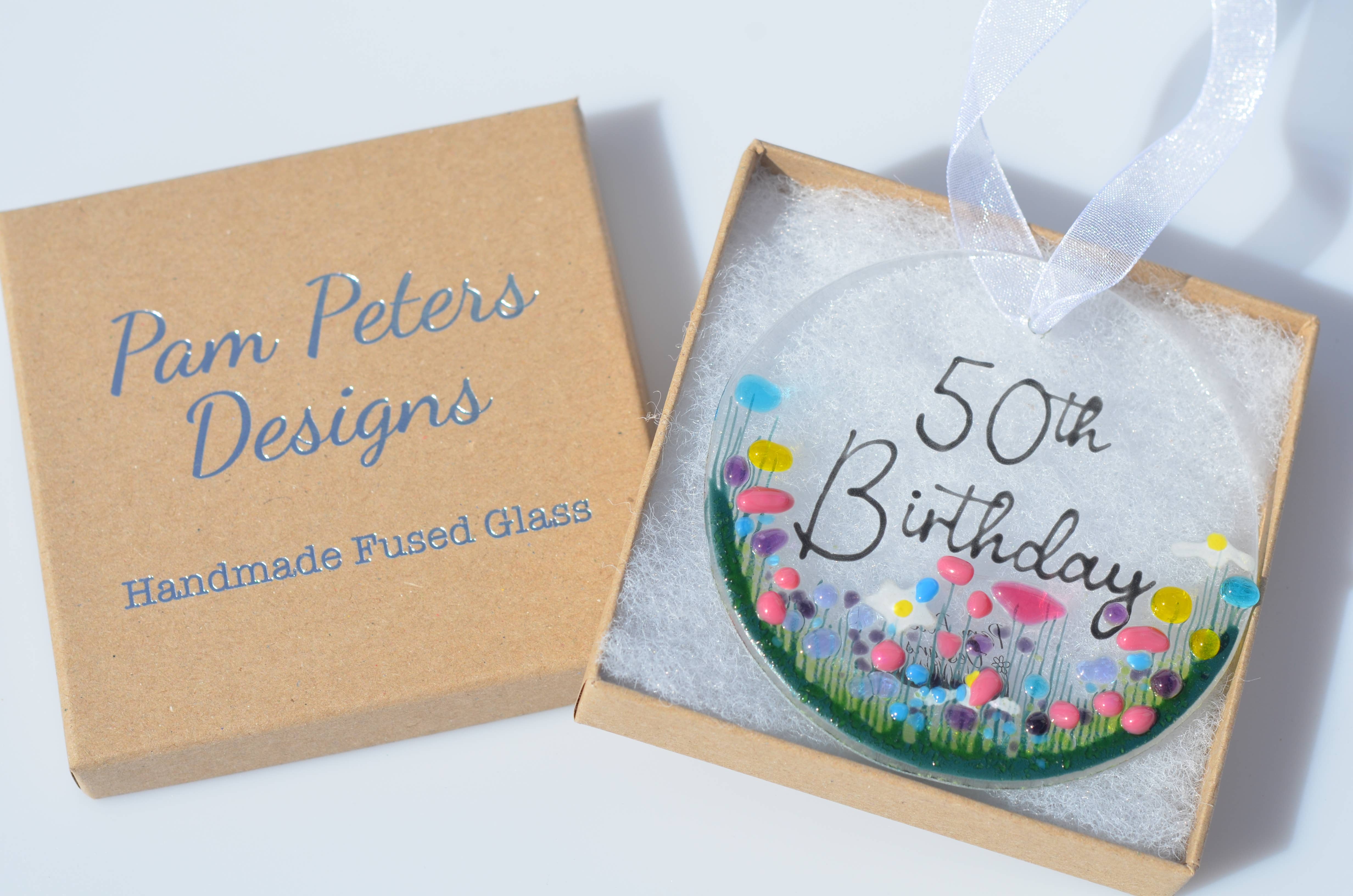 Pam Peters Designs - Vendita all'ingrosso Decorazione - Decorazione da appendere in vetro fuso fatta a mano, con scritta «50th Birthday»0