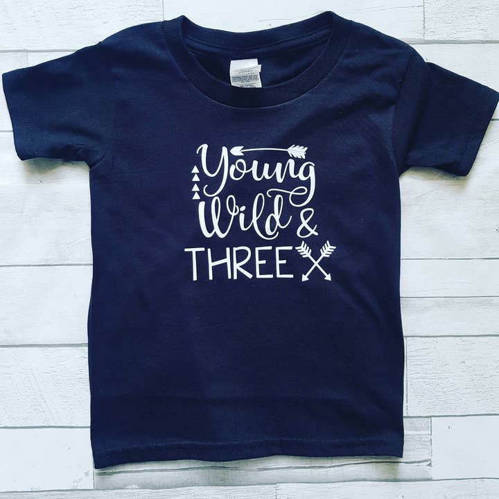 Chemise Young Wild and Three | 3e anniversaire | Troisième anniversaire | Chemise d'anniversaire | Chemise d'anniversaire personnalisée pour la vente par Fraser & Pine | Sweet Lavations