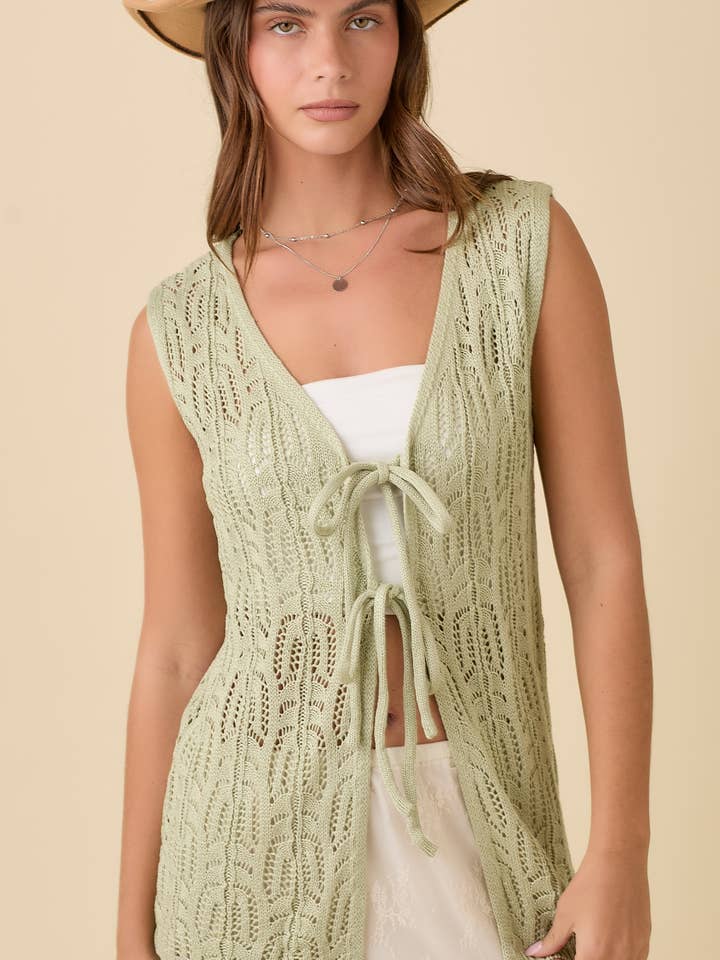 Long gilet en crochet tricoté avec lien à nouer devant pour la vente par Main Strip