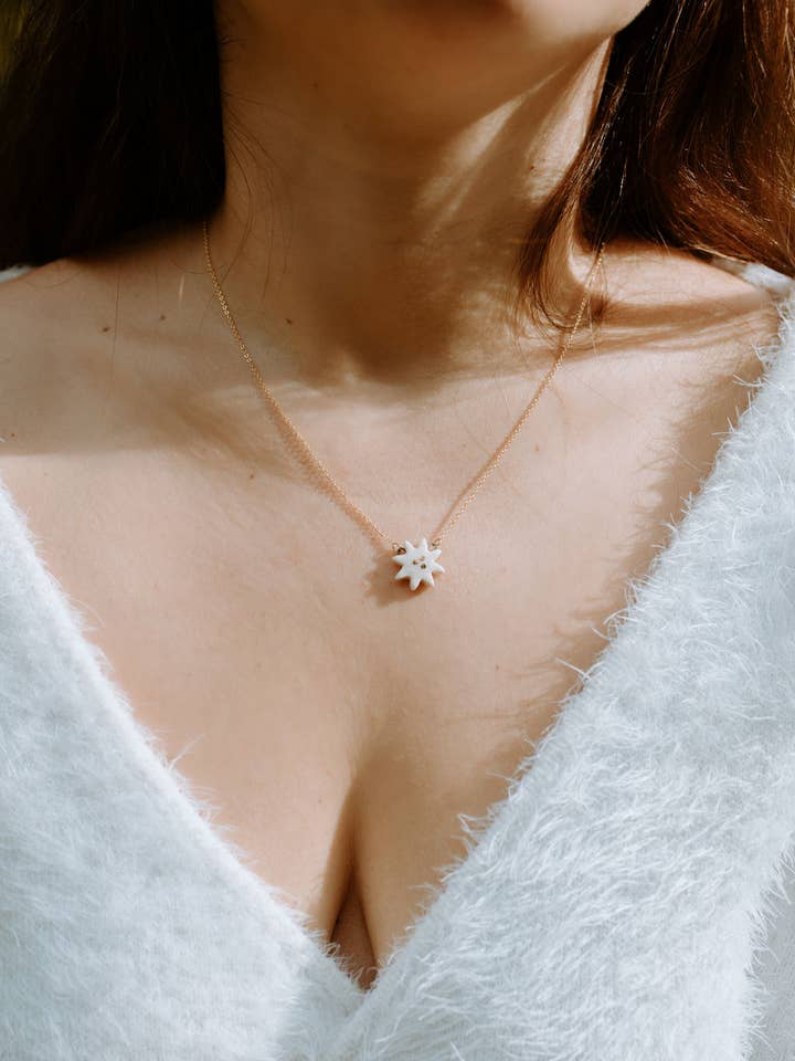 Poinsettia-halsketting met gouden details op delicate ketting voor wholesale door Daily Magic