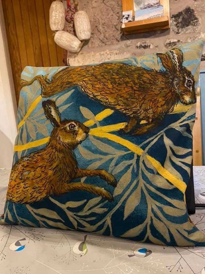 Fodera per cuscino Hare Leaping per la vendita all'ingrosso da parte di Between the Woods and Sea