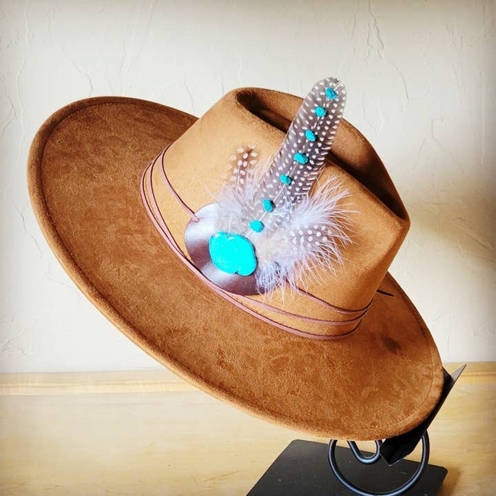 Bandeau de chapeau en plumes de pintade à accent turquoise + choix de chapeau 986i pour la vente par The Jewelry Junkie