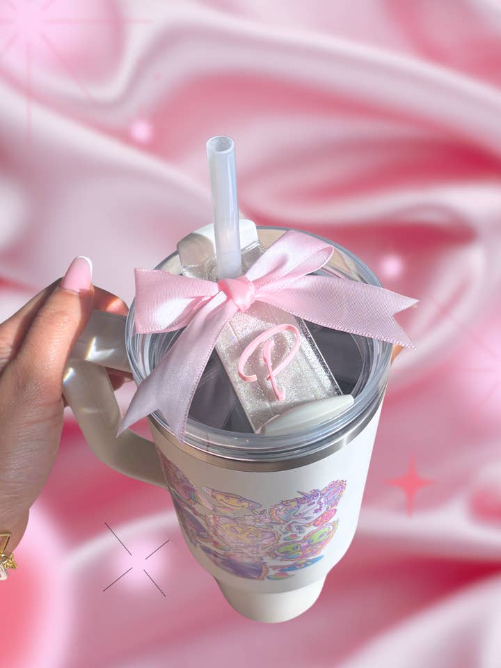 Coquette Rosa Fiocco PERSONALIZZATO Iniziale Bicchiere H2.0 Coperchio per la vendita all'ingrosso da parte di Cosmic lovely
