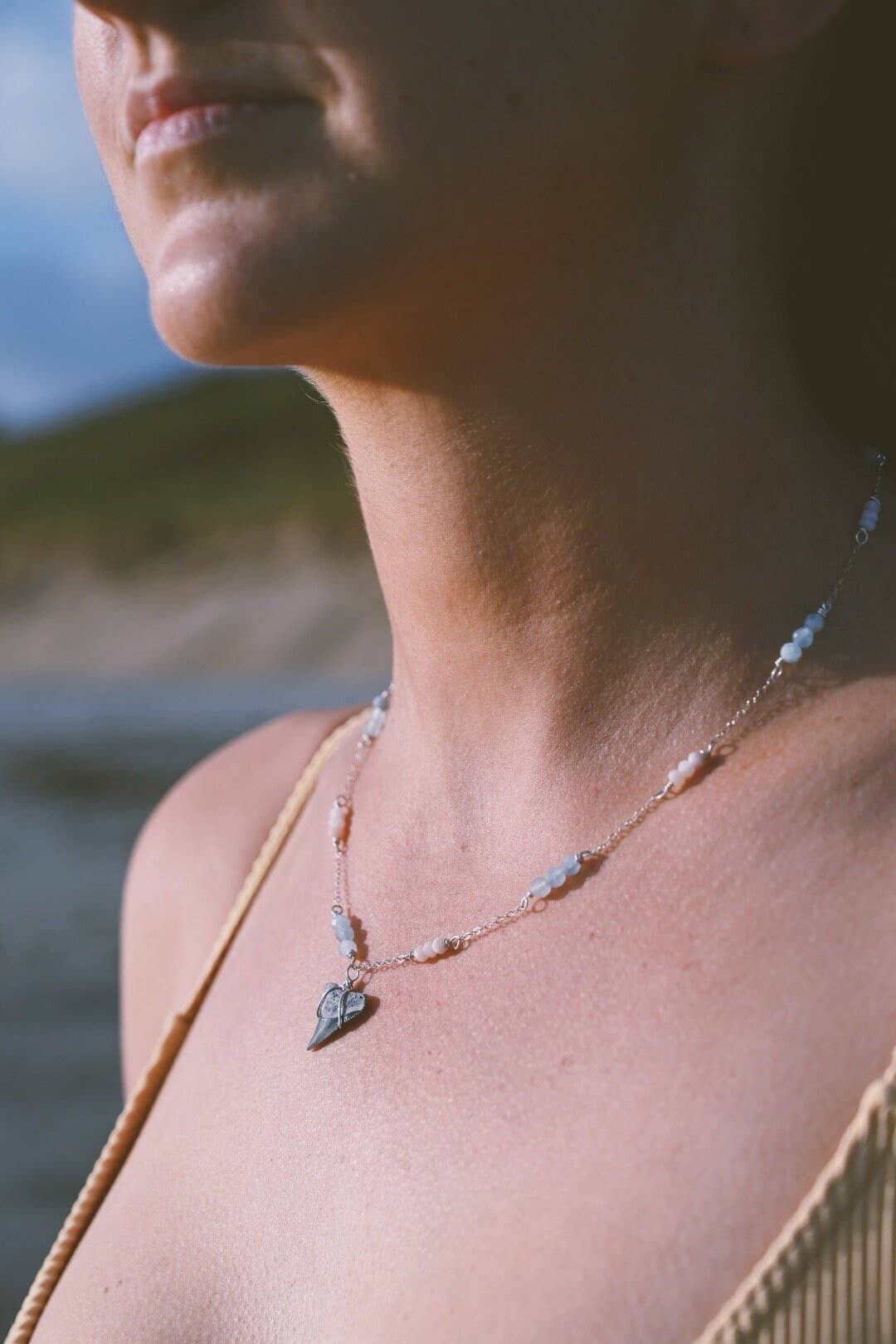 Seastainably Made – Engroshandel Halskæde med vedhæng – Sterling sølv lækker haj tand halskæde med ædelsten Ch5