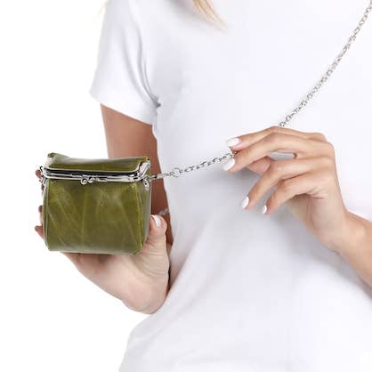 PL24011 Geldbörse aus Leder mit Umhängekette für den Großhandel von Pretty Persuasions