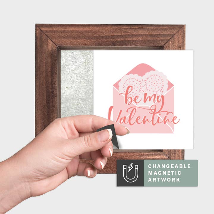 Inserto Decorativo Magnetico Stagionale per Insegna Intercambiabile (Mini): Busta Be My Valentine | Insegna Magnetica Vuota Venduta Separatamente per la vendita all'ingrosso da parte di Simpler Seasons Decor
