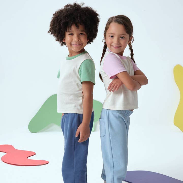 Kinder-Colorblock-T-Shirt in Weiß mit Grasgrün für den Großhandel von Arquia