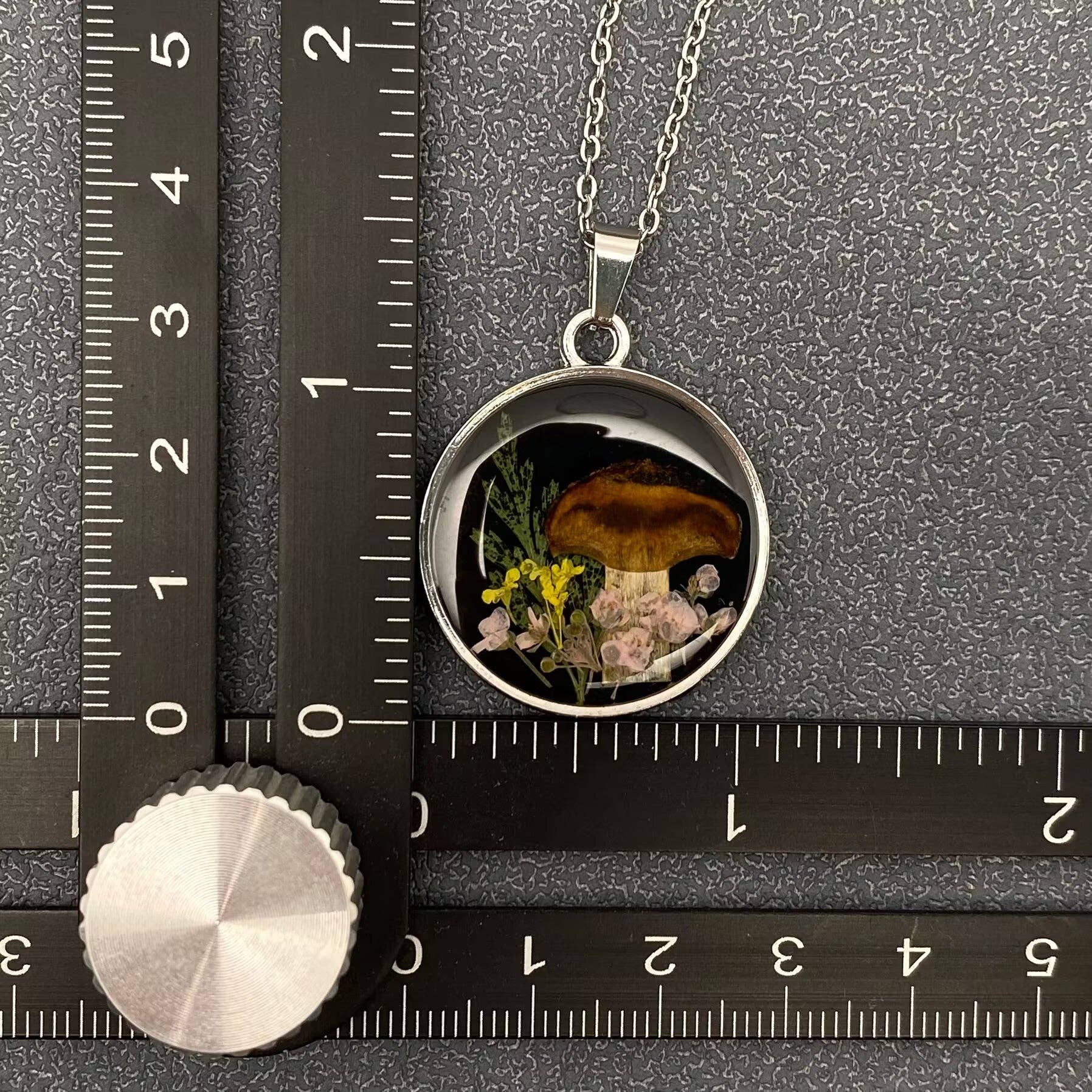 Mio Queena - Vente Colliers à pendentif - Collier Charm Rond avec Fleurs Séchées & Champignons - PDF3