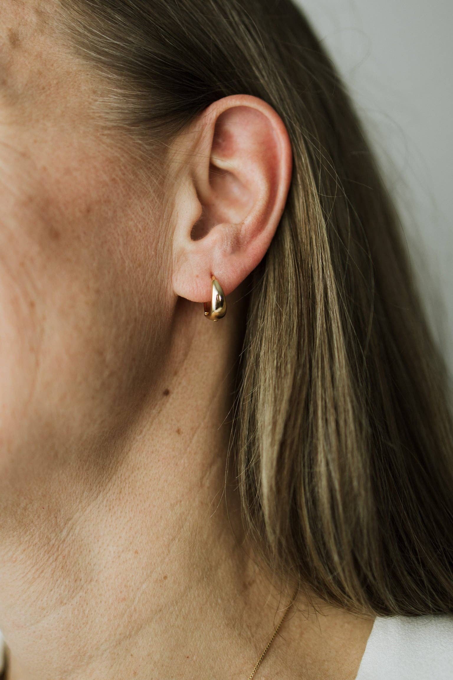 Sydney Rose Co. - Vendita all'ingrosso Orecchini a cerchietto - Huggie Hoops a forma di goccia5