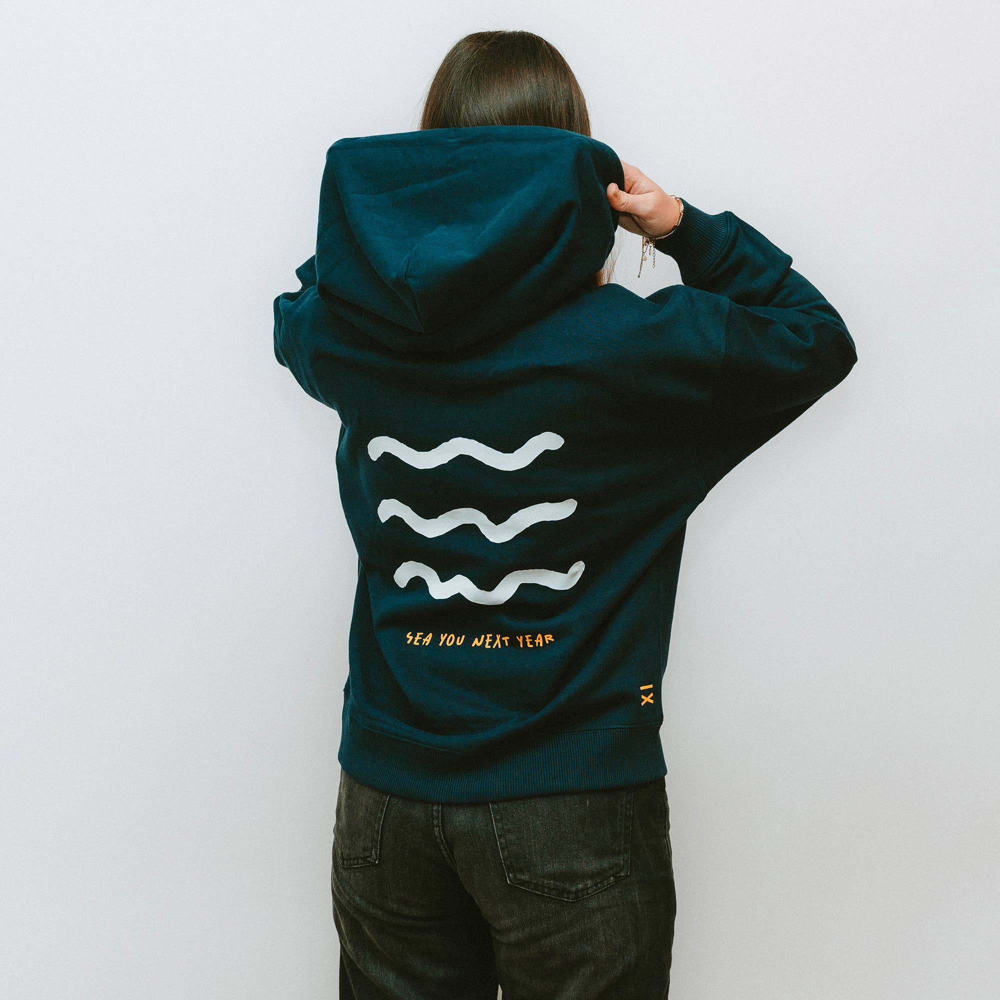 Hand und Feuer - Wholesale Hoodie - Uniseks - Oversized Hoodie – Sea You Next Year - Vanlife Surf Travel3