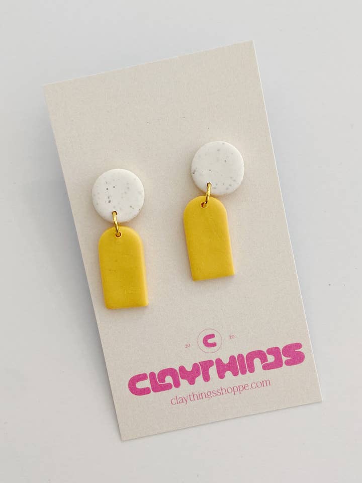 Pendientes de arcilla Mini Mia en amarillo y blanco para venta al por mayor de ClayThings Shoppe