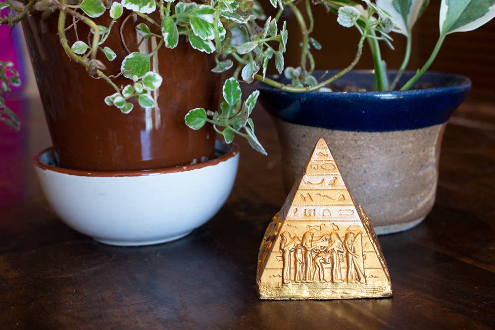Discoveries, Inc. – Großhandel Dekofigur – Ägyptische Pyramide aus Gips in Gold - 7,6 cm1
