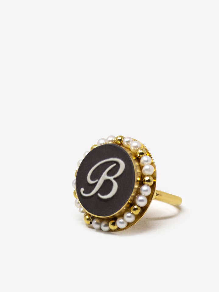 Svart initial B-kaméring med pärlor för wholesale av Vintouch Jewels