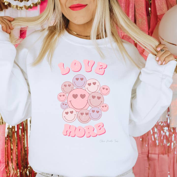 Love More Sweatshirt for engroshandel hos Okie Made Tees