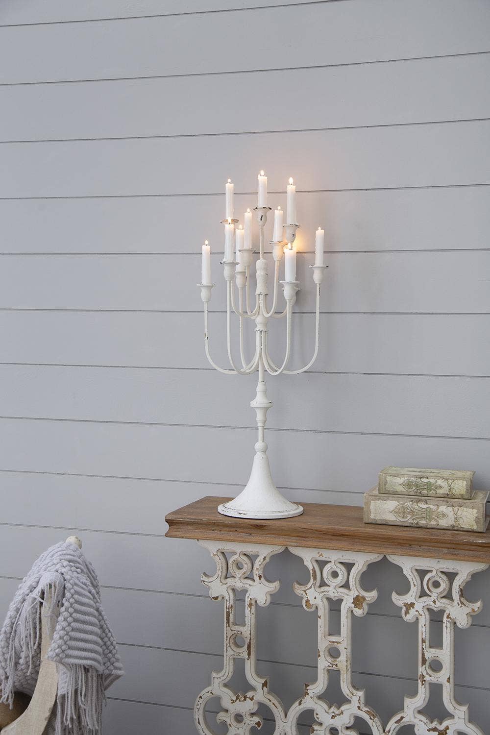 A&B Home Group Inc. – Großhandel Kerzenhalter – 13x10,5x30" Weißer Eisen 11-flammiger Kandelaber - Weiß6