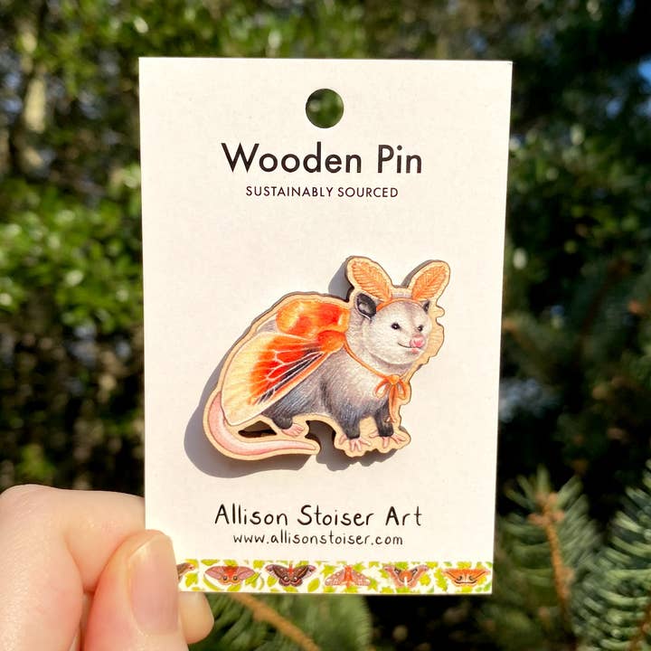 Allison Stoiser Art – Alfinete/botão de lapela por atacado – Alfinete de Madeira de Mariposa de Flanela e Gambá (Fonte Sustentável)0