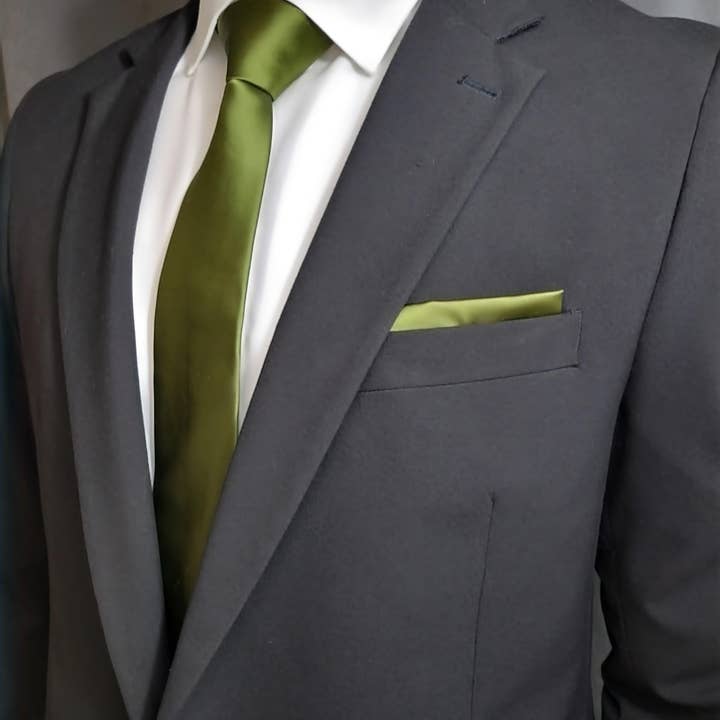 Cravate et étui de poche vert olive pour la vente par The Upscale Banker