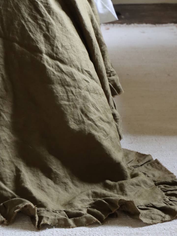 Couvre-lit en lin à volants olive pour la vente par Ellenvale Trade