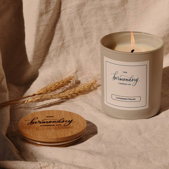 Lujosa cera de soja vertida a mano de Lavender Fields (Cop) para venta al por mayor de The Bermondsey Candle Co