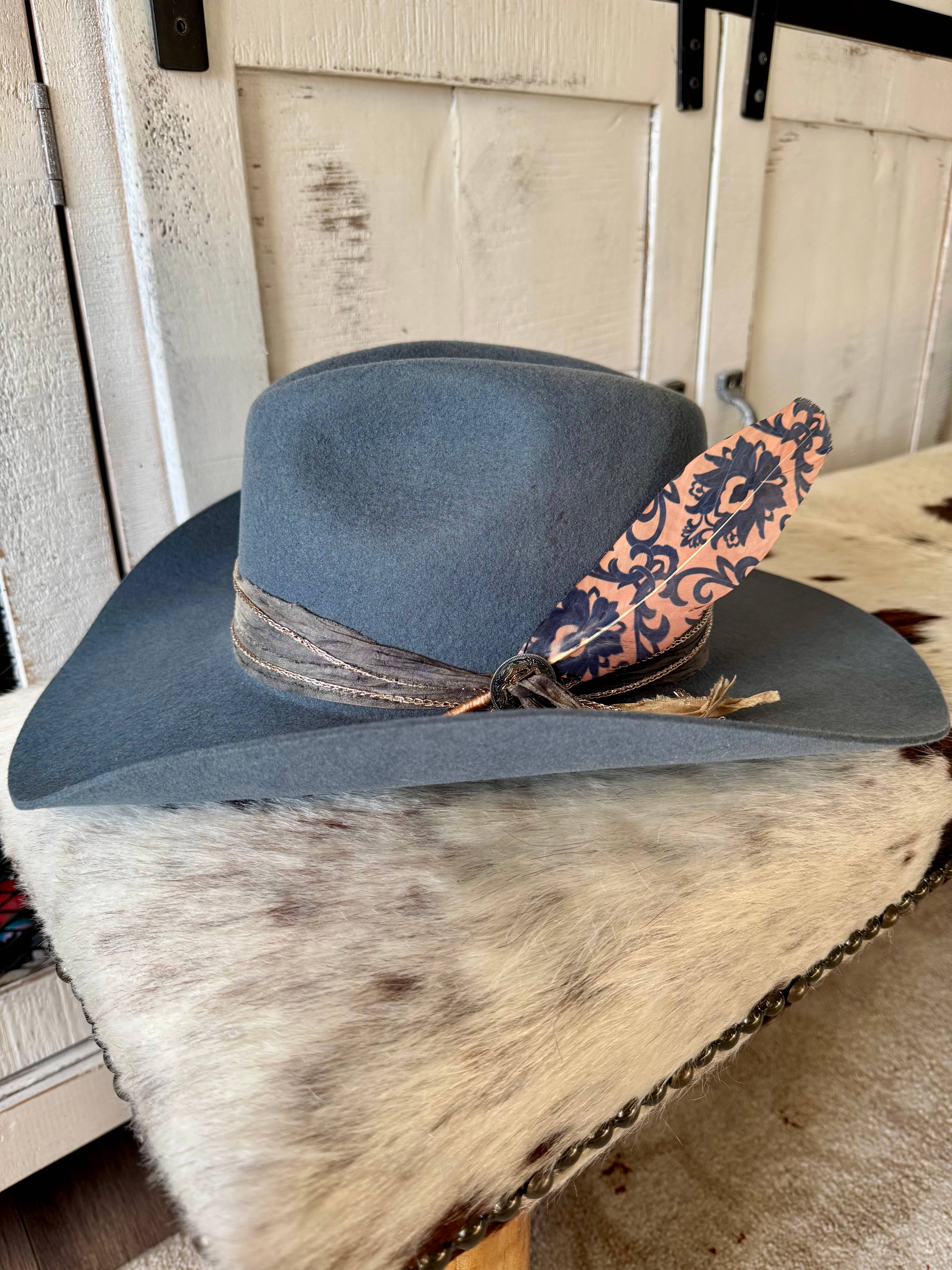 Buckaroo Supply Company – wholesale Hattaccessoar - Dam – Djupblå rullhattfjäder - Västernhattstillbehör