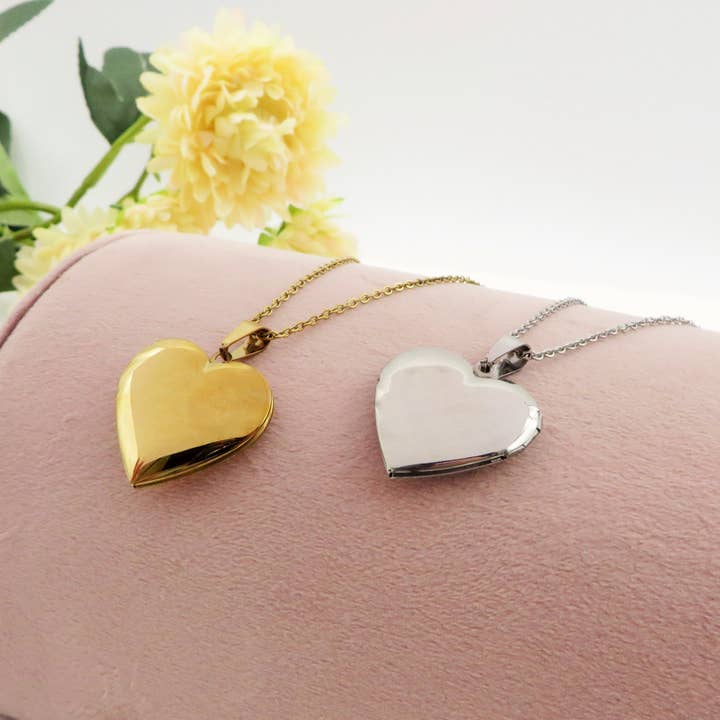 JOCELYN PORTAFOTO ~ Edelstahl-Halskette mit aufklappbarem, gewölbtem Herzanhänger für den Großhandel von Daemon srls