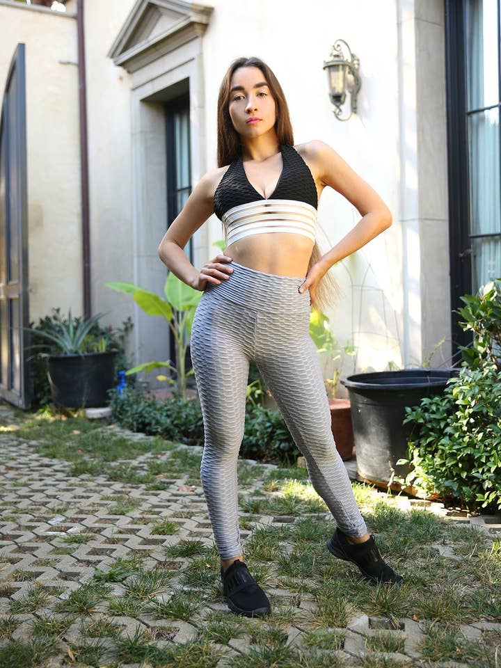 Soutien-gorge de sport à col licou Bentley - Noir et blanc pour la vente par Lenawee Moda