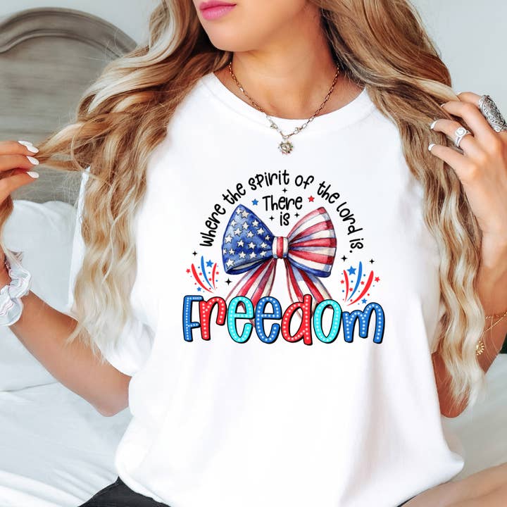 T-shirt graphique Freedom 4 juillet pour la vente par Happy Mail Wholesale