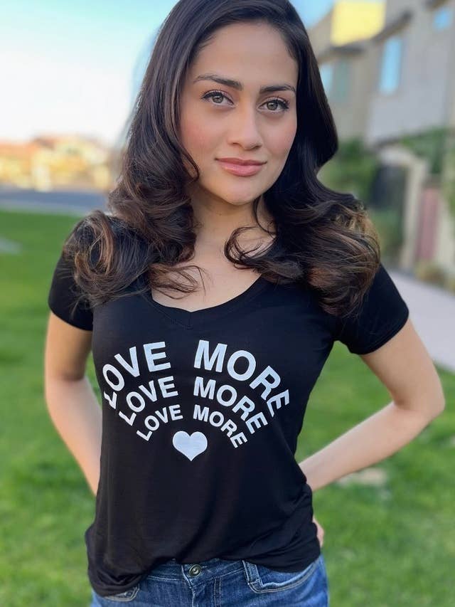 Love More S/s T-shirt con scollo a V e cuori bianchi sul retro (nero) per la vendita all'ingrosso da parte di Bird & Vine